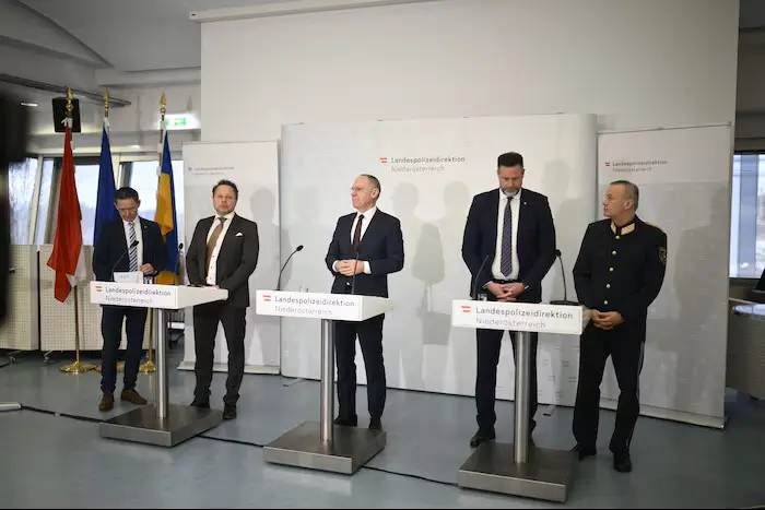 МВД Австрии отчиталось о разгроме международной сети вымогателей: 17 арестов и два колл-центра